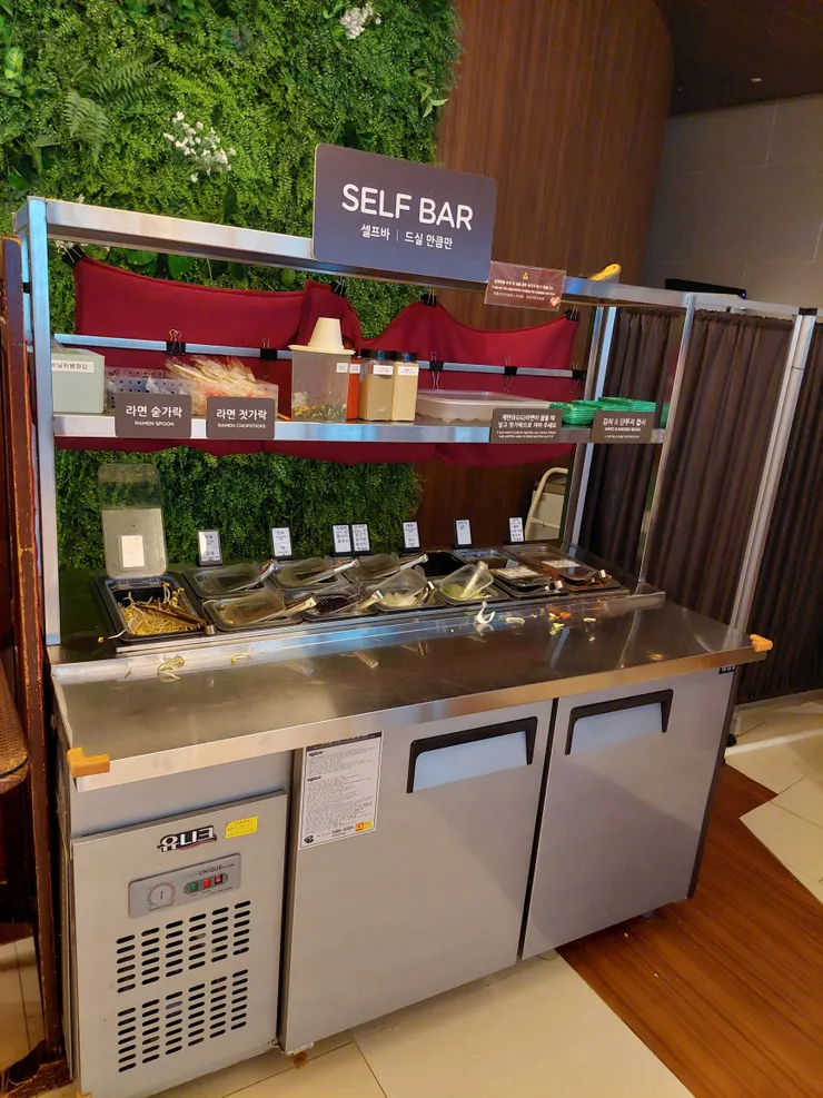 泡麵自助加料區