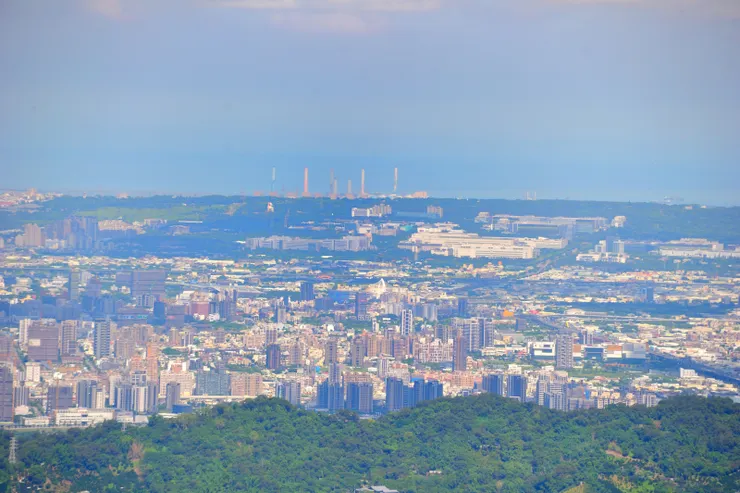 【我且偷閒登高暫離污瘴洗滌心靈！退休後能的話每週一、三、五大坑登高去。空氣好時可望見以前上班的地方！】