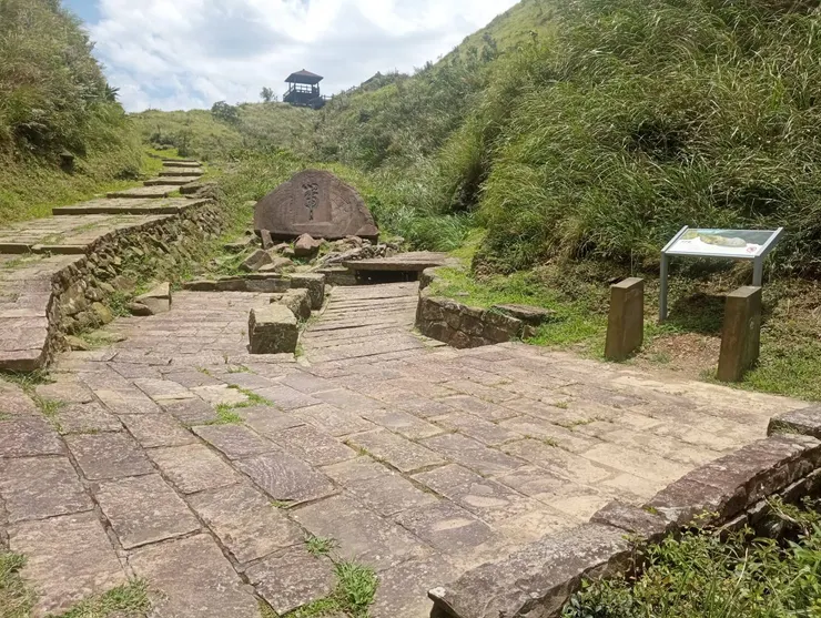 虎字碑、埡口景觀涼亭