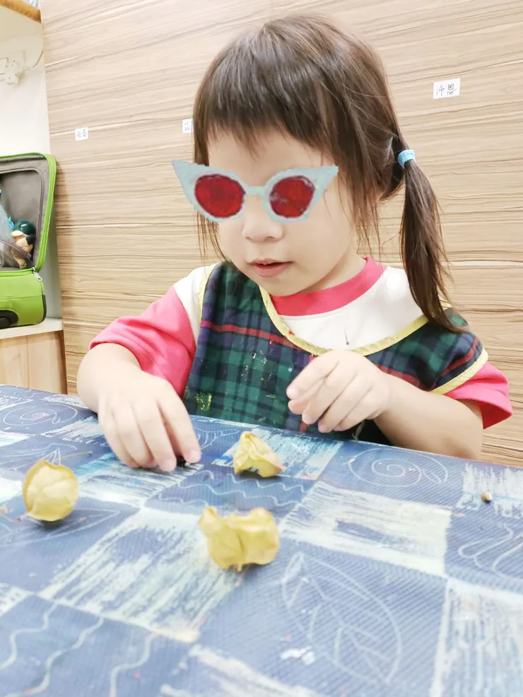 故事開始前用倒地鈴讓孩子挖掘果實玩一下