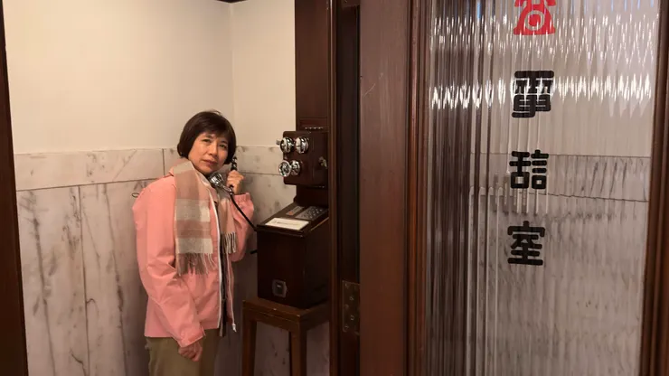 以前的電話需靠電信局的接線小姐在交換機前，人工手動幫民眾轉接電話。