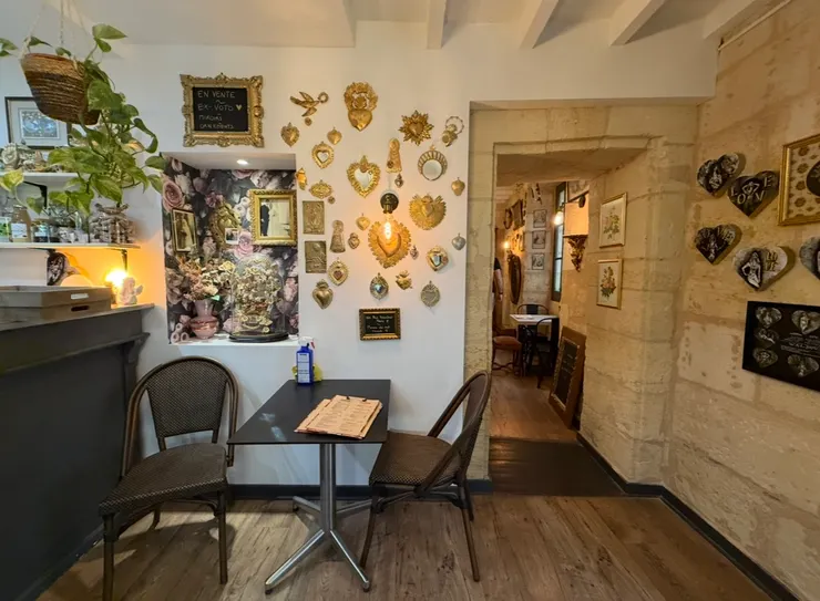 櫃台結帳後，離開前，再看一眼被我堵住的那道門，門𥚃有我美麗的用餐回憶