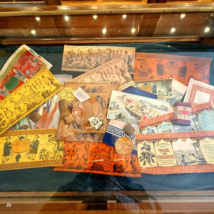 【回眸百年在茶博物館巧遇中華！Mariage Frères二樓有間茶葉博物館，展示該公司自1854年創立以來演變歷程的相關文物，其中自也與中華茶文化有一定關聯。】