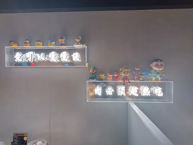 店內很多蠟筆小新的公仔