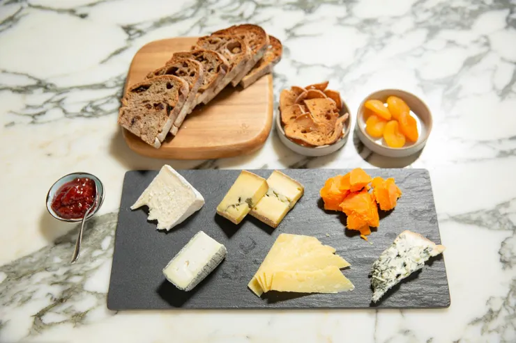 車打芝士算比較受歡迎的,夾麵包吃是最好。另外,美味的芝士也可做成蛋糕喔~