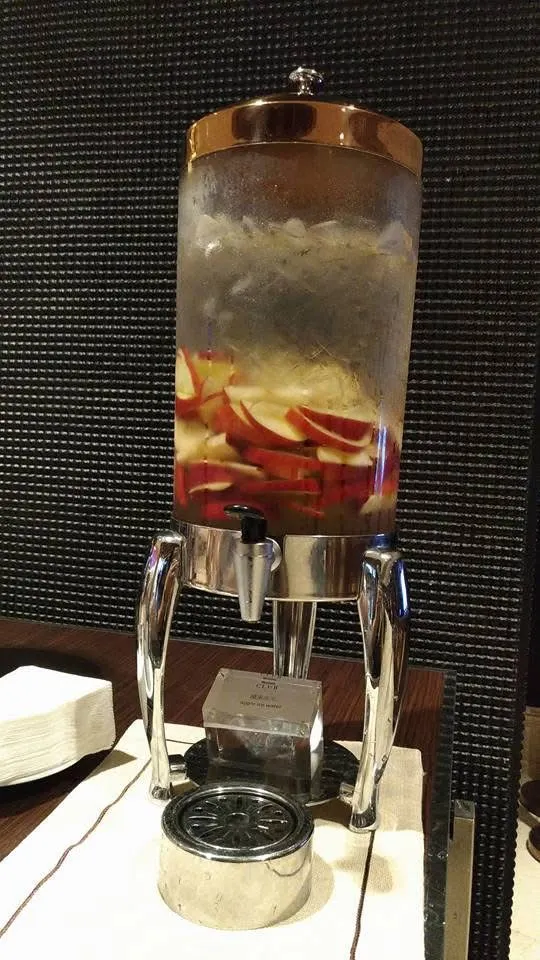 我們因為套裝行程優惠而住到一個高檔飯店；晚上我在裝滿泡泡的浴缸🛁開心的與泡泡共舞