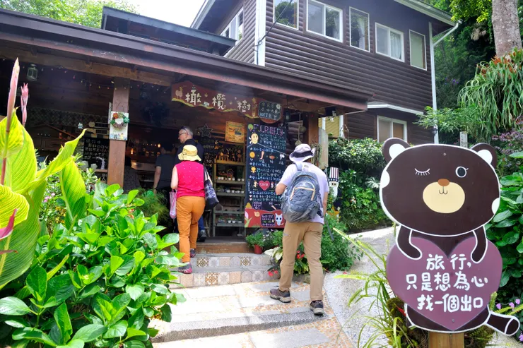 【要多老看到橄欖樹就聯想齊豫，餐廳風格照亮眼睛口味也可以。鴨嫂預訂的橄欖樹餐廳，風格獨樹一幟，令人眼睛為之一亮，假日生意很好，但雖是週六中午，我們到得早，没有其他客人，直到吃飽要走了，才來了另組用餐者。】