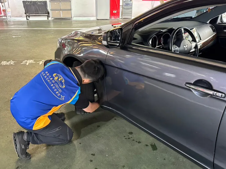 台南汽車驗車推薦【興泰汽車代驗廠】服務貼心，資深技師直接協助