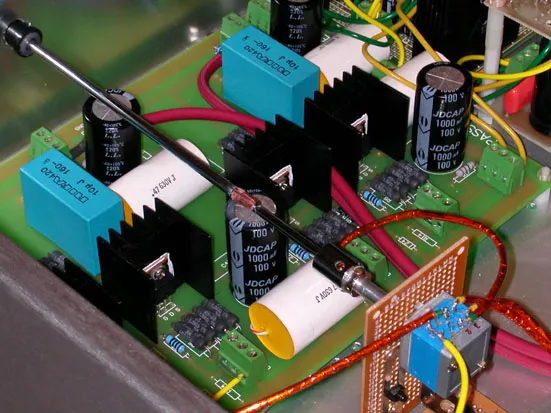 這是另一個角度，面板上裝了一個橡膠套筒做為軸承