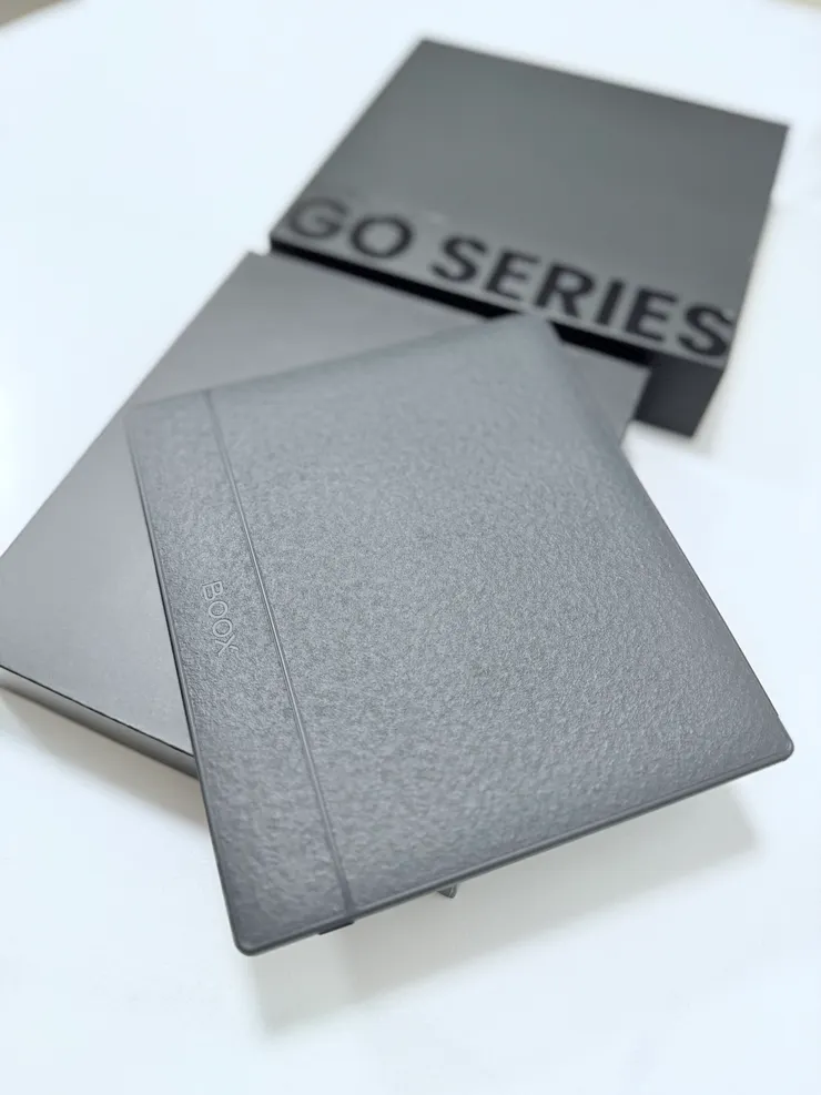 🤩背部則是平整，提供刻紋設計。