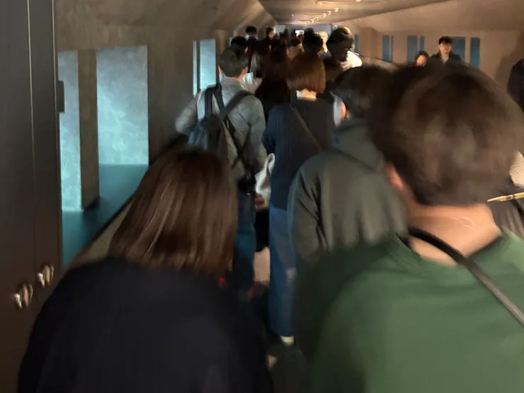 進入記念資料館的排隊人潮