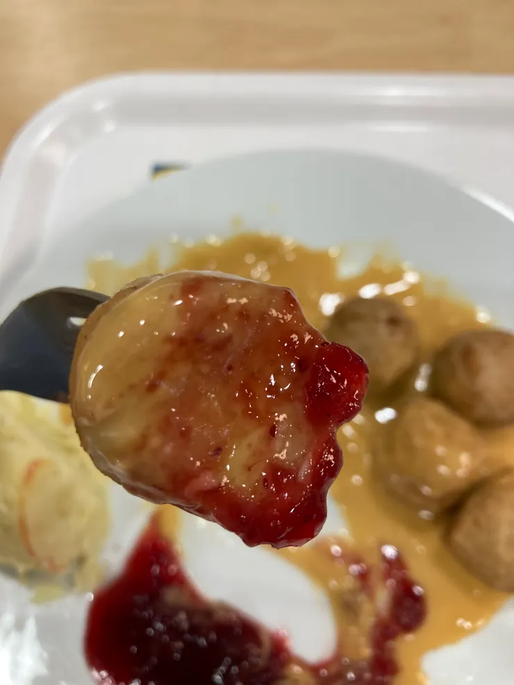 雞肉丸子旁邊的應該是草莓醬?