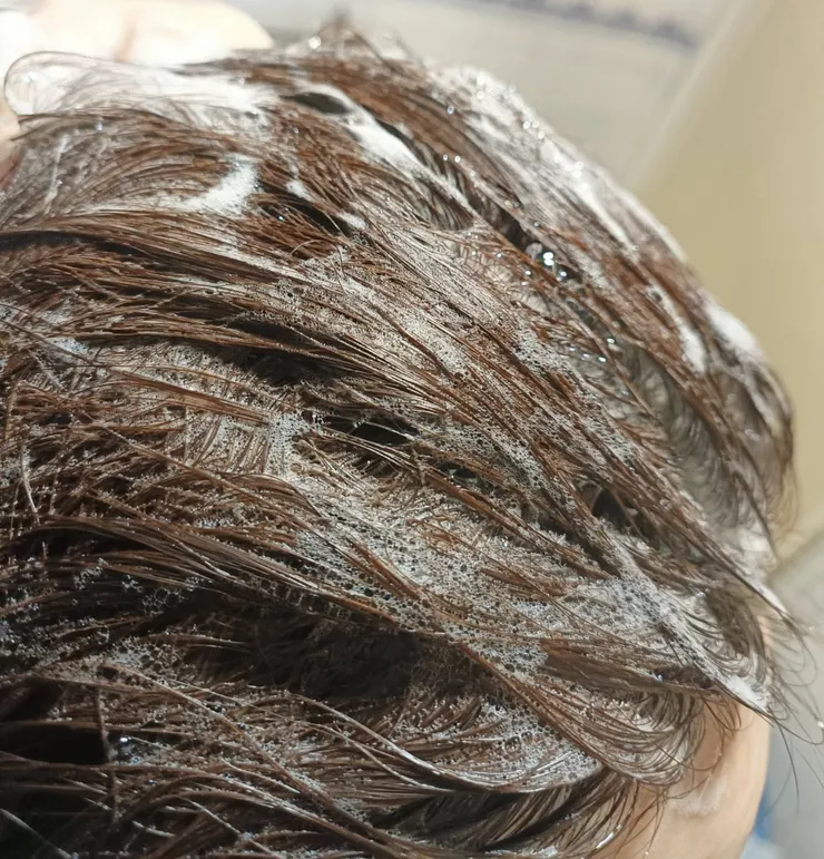 在頭髮上，能完整包覆髮絲