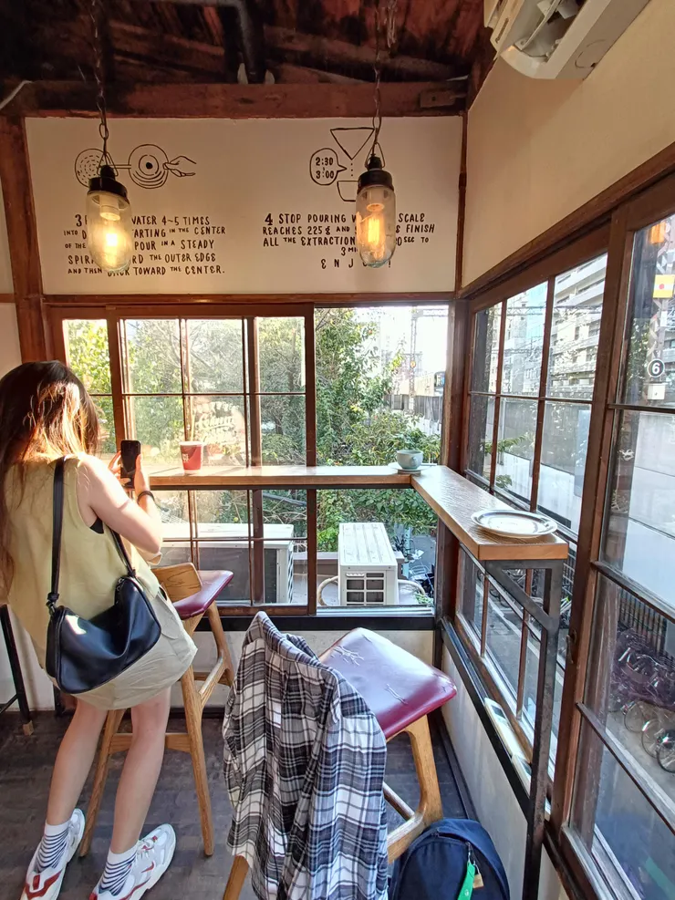 我才一起身，後面就有人準備要補上，先餵飽手機再說！