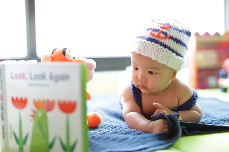 閱讀從零開始，三個月大的懿在刻意製造的閱讀環境裡~20180810