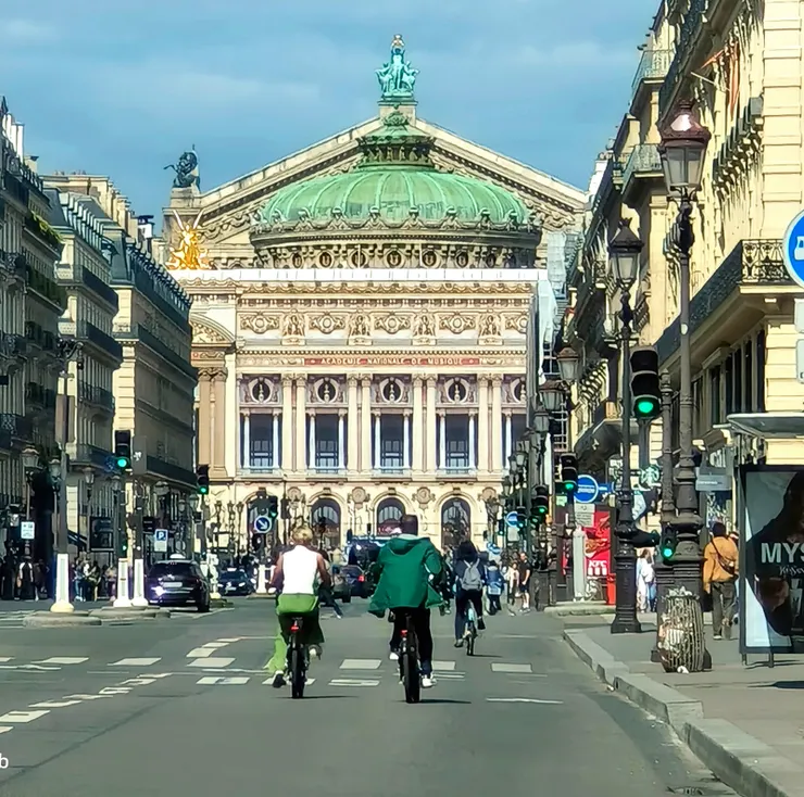 【巴黎初自駕卻強碰馬拉松管制 歌劇院大道旁忐忑臨停買東西！停車時遙遙正對歌劇魅影靈感來源的巴黎歌劇院。】