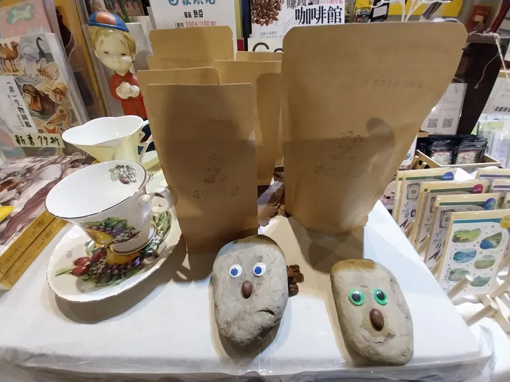 老闆跟石頭有點相像((老闆應該看不到這篇文章吧!?躲~