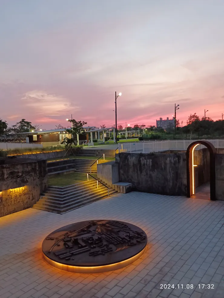 霞紅燈霓映舊築