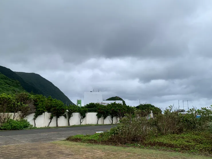 當天時間匆促，我們只從公廁一旁聽著嚮導介紹貯存場；如果有時間，是可以進去裡面參觀的