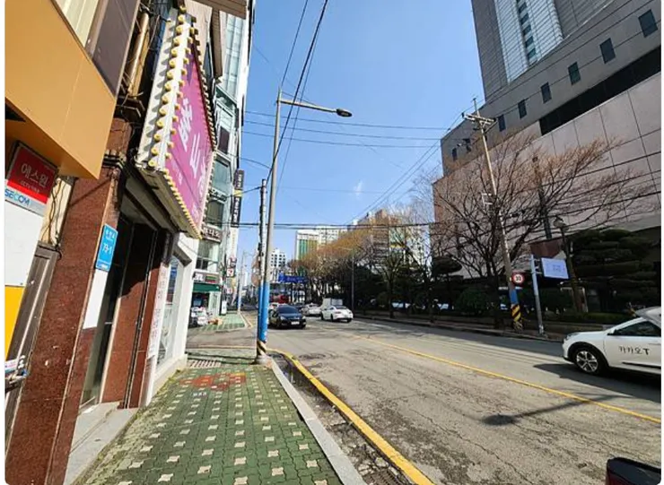 路線2提到的樂天飯店出入口,對面有間店粉紅色招牌"釜山港"跟7-11,可以認這兩間店當地標,就不會繞到別的出入口