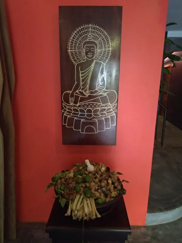 店內裝潢以橘色調為主 ， 有許多佛祖神像擺飾