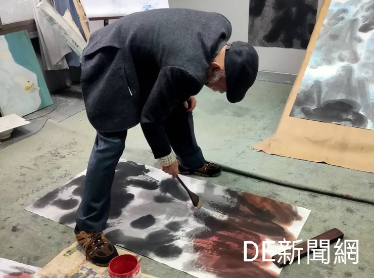 國寶級畫家蕭仁徵創作前衛丶氣勢磅礡。(記者曾金萬/攝)