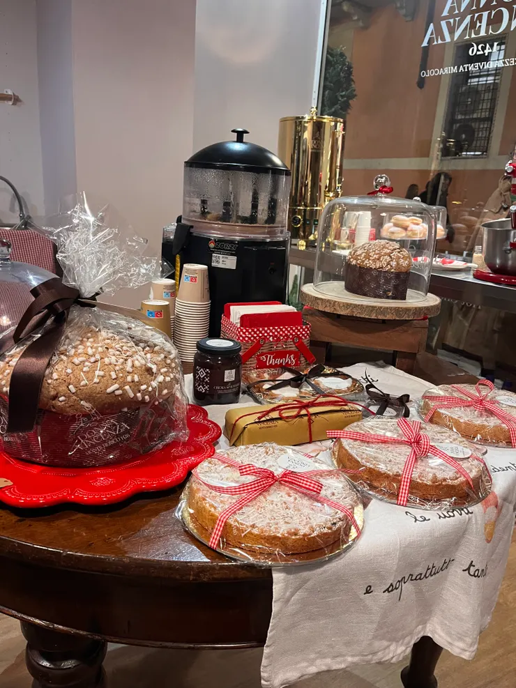 這間百年甜點店只有一位店員在服務，大排長龍，但是大家臉上只有期待沒有厭倦