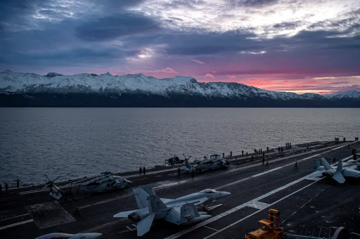 美國航空母艦尼米茲號經過麥哲倫海峽，從太平洋進入大西洋。