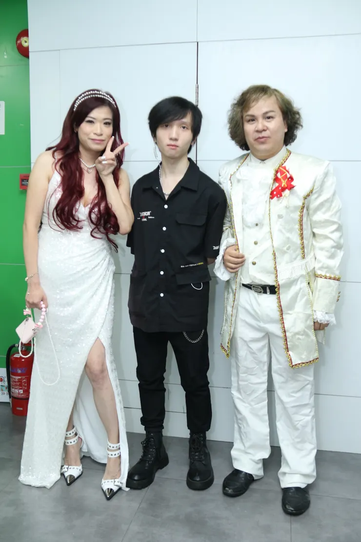 潘與女夥伴及澳星協會長合照：潘汝明先生(右)、梁家浩先生(中)、劉婷女士(左)