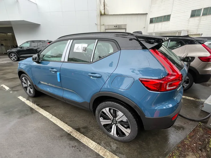 新車貼紙還在的模樣