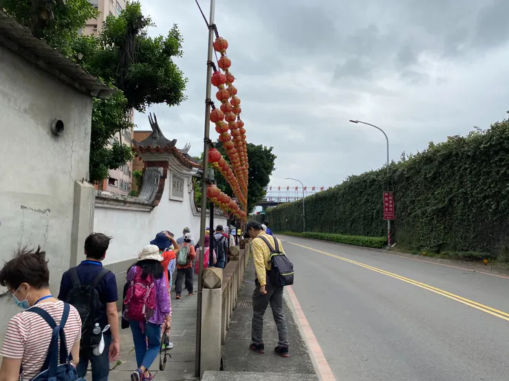 堤防外就是堤外道路及大漢溪。可惜堤防擋住視線，看不見大漢溪的滔滔水流與碼頭