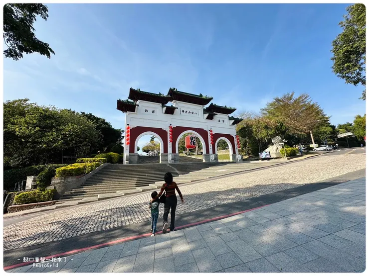 玩完遊戲場準備離開，遊戲場在拍攝者視角這一側。