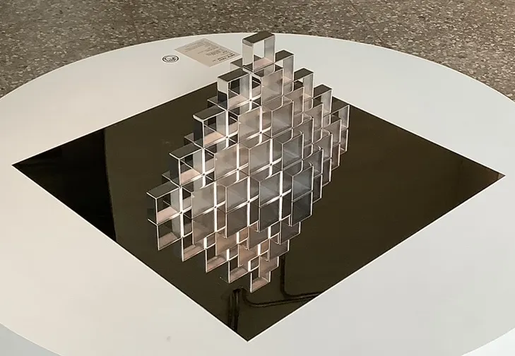 《鏡面上的方形元件結構》鋼，1964