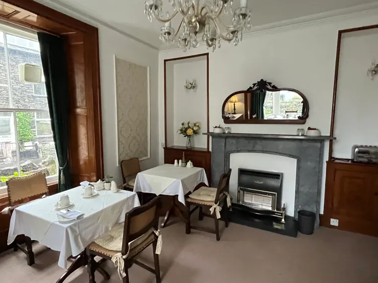 吃早餐的一樓餐廳，共有四桌