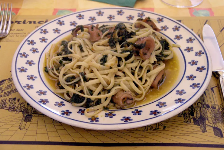 這家位在佛羅倫斯淑女街、多年來被當地居民與餐廳指南推薦的老餐館，配合季節食材推出的羽衣甘藍魷魚手工寬麵，風情萬種、滋味鮮美，雖不是高雄消費者所熟知的那些義大利麵，卻是很真實道地的義大利料理