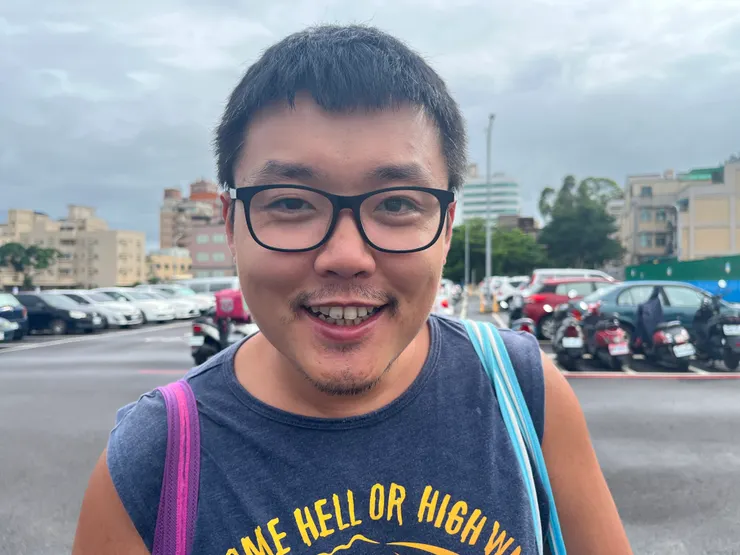 我只是放我的帥照，不是「過往」了，謝謝。