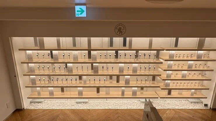 六樓專注介紹 Seiko Grand 系列的高級錶，光是這面牆…，裡面的手錶總價破億都有可能…