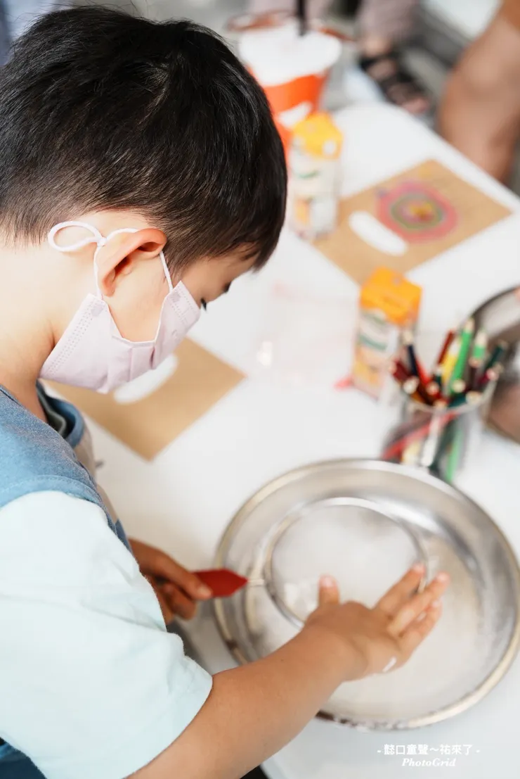 認識麵粉過篩的目的也讓孩子親手嘗試。