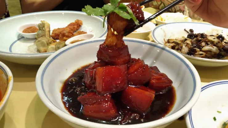 上海本幫菜的經典——紅燒肉，肥而不膩、入口即化，糖色光亮，香氣撲鼻。一口咬下，甜鹹交融，醬香深入每一層肉筋，搭配白飯簡直絕配。這道菜不只是美味，更展現了大陸飲食的細膩與博大精深：一鍋紅燒肉，就是時間與火候的藝術，吃過一次，味蕾就被牢牢記住。