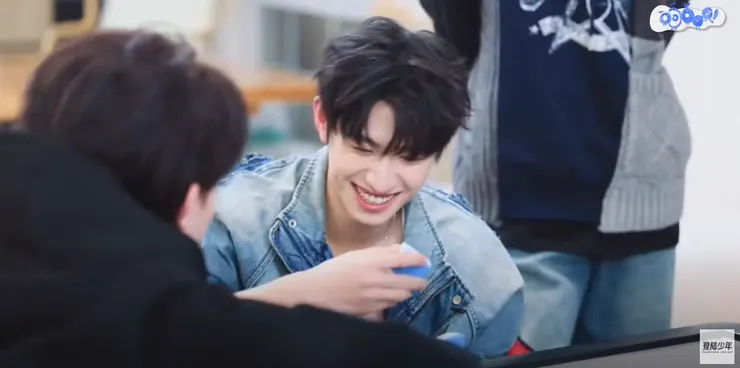 被盯得都笑開了花🤣🤣🤣