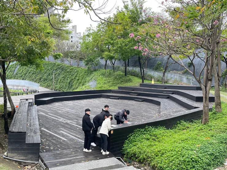 同學們在公園裏蒐集花的資訊