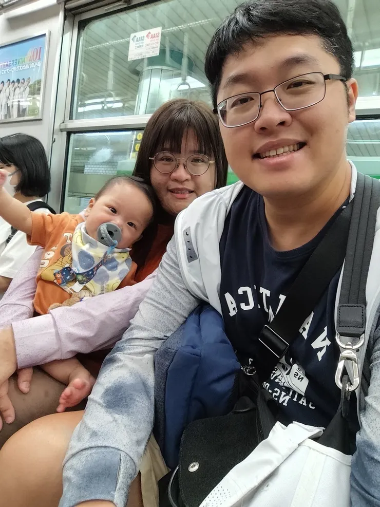 珍豬:HI~大家好~我第一次坐Osaka Metro喔😆。珍豬在車上狂對周旁的人微笑😆