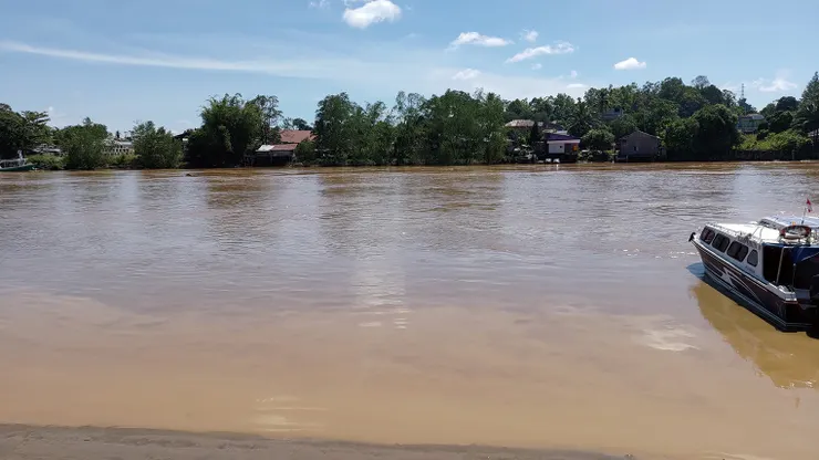 ▲下游的河水因上游過度開發而黃濁一片。