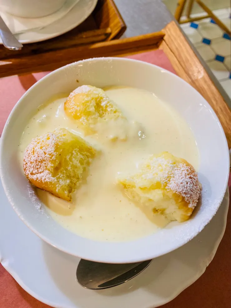捷克傳統甜點「Czech Sweet Bun with Vanilla Cream」,鬆軟的麵包丁泡在像是卡士達口感的香草醬裡~