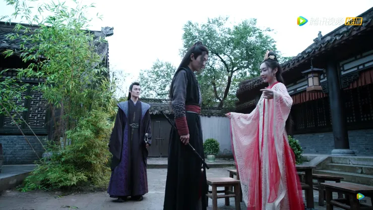 看見穿著嫁衣的師姐站在眼前，魏無羨眼睛先是一亮、眼眶不覺溼潤起來。「師姐，你這是，…」向來嘴巴不饒人的江澄立即打斷，「這是什麼，你以為要嫁給你啊。」一剎那，時光彷彿又回到了從前；依然是那個愛鬥嘴的江澄，依然是那個不假思索反擊的魏無羨。