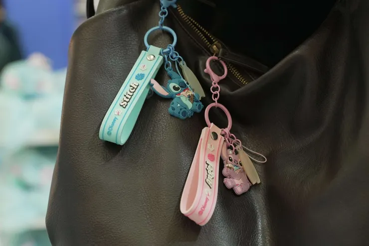 圖說：台南快閃店開幕首三日，每日限量加碼滿額贈送的史迪奇造型吊飾，成為詢問度最高的療癒小物。（資料來源：MINISO）