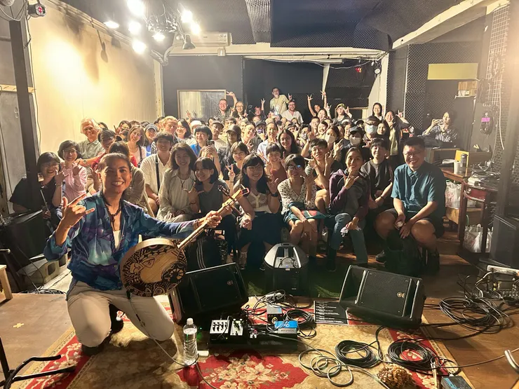 如今那個寫著一杯酒的孤單的女孩，已成為數歌迷擁戴的創作歌手，並將在明日走上閃閃發亮的金曲星光大道。（圖／風潮音樂 提供）