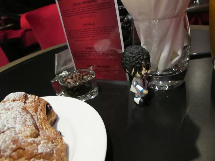 我叫他做「阿B」，因為他好像小朋友，縮水了的MJ。