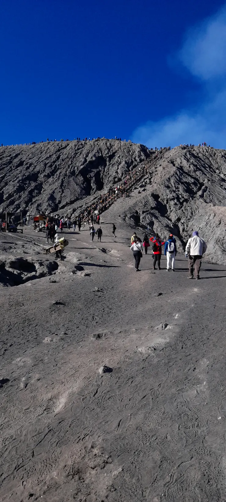 爬完階梯就到火山口