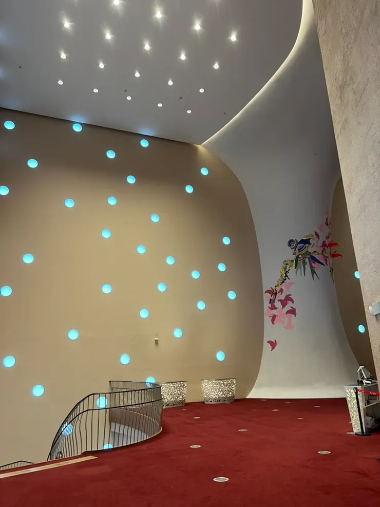 不但牆壁的呼吸孔是自由散佈，地上的排氣孔也是相映成趣，這麼多圈圈讓整個空間都活躍起來了。